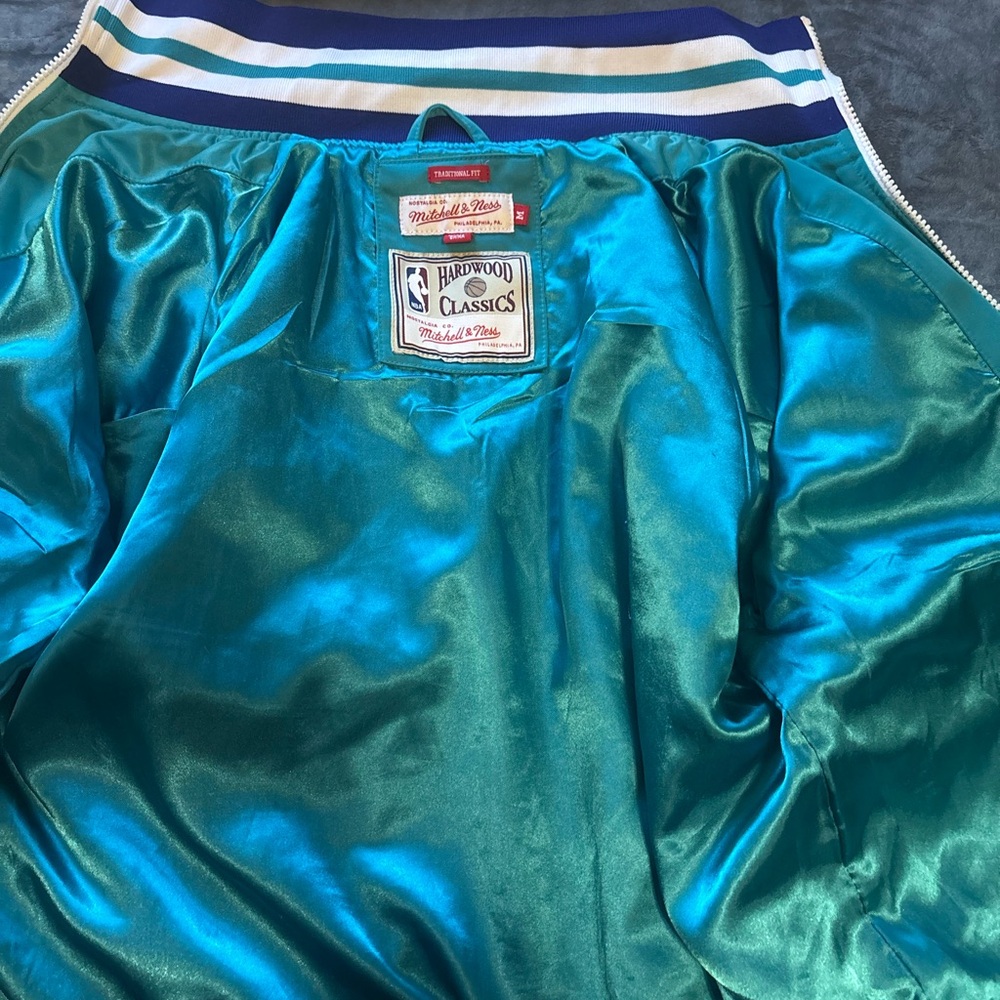 100% authentic Mitchell ness charlotte hornets warm up jacket size medium - Picture 4 of 4